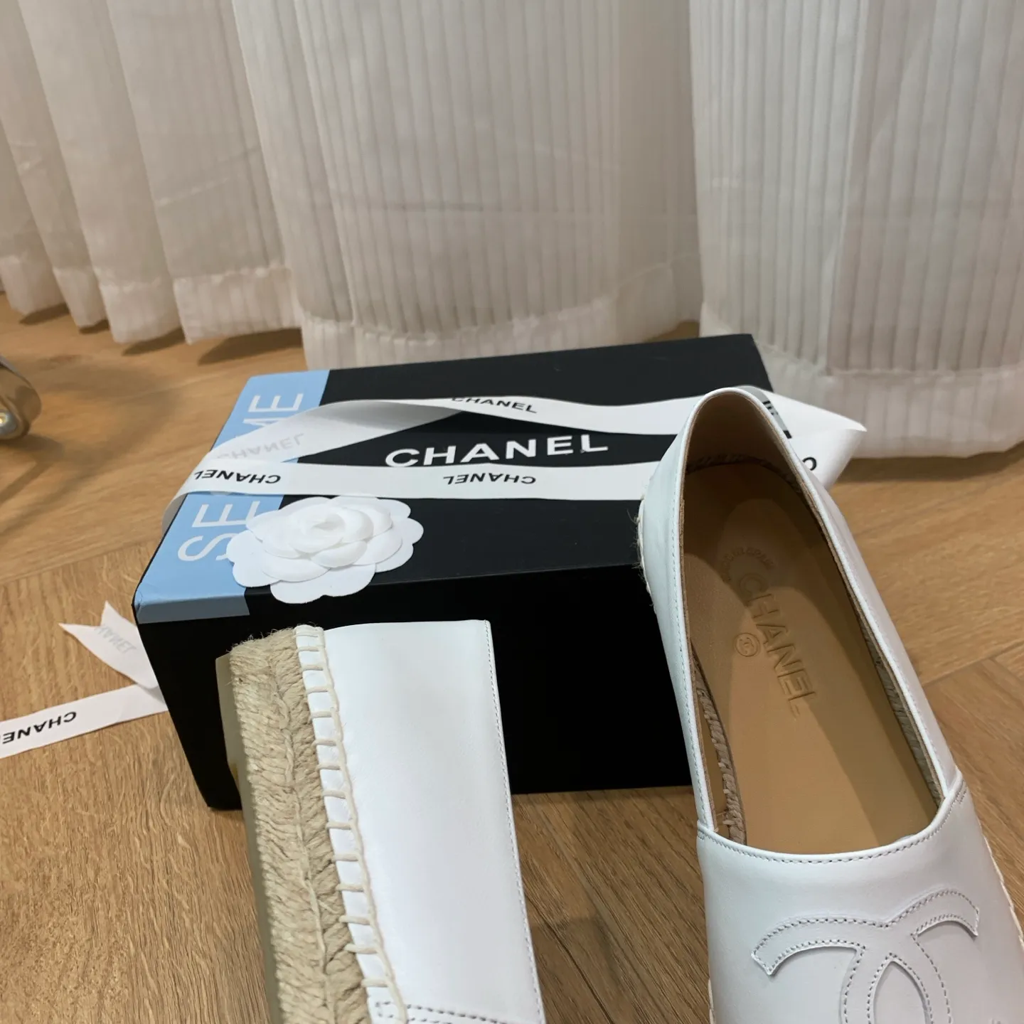 👟👟Ex-factory price 440👟👟 👑New colors are coming ✌️New version of Chanel fisherman shoes is coming❗️Delivered in a full set of top-notch packaging. The quality of my fisherman shoes has not been introduced much, everyone who has had them knows it! The original customized upper, and my outsole is the original translucent outsole, the opaque outsole is the wrong version, full set of authentic packaging ❗️ size: 35-40, running price
